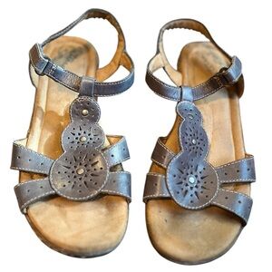 Natural Soul Silver Green Grey Floral Medallion Sandals